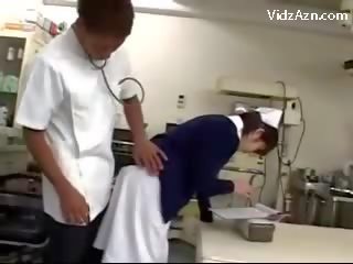 Enfermera consiguiendo su coño frotado por médico persona y 2 enfermeras en la surgery