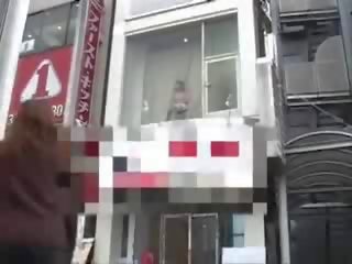 Japans schoolmeisje geneukt in venster film