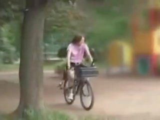 Japanska ung kvinnlig masturbated medan ridning en specially modified smutsiga filma bike!