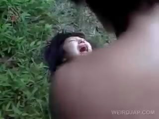 Frágil asiática mestra obtendo brutalmente fodido ao ar livre