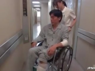 Zauberhaft asiatisch krankenschwester geht verrückt