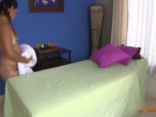 Masigla thai lassie seduced at fucked sa pamamagitan ng kanya masseur