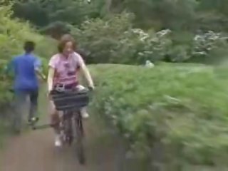 Japanska baben masturbated medan ridning en specially modified kön bike!